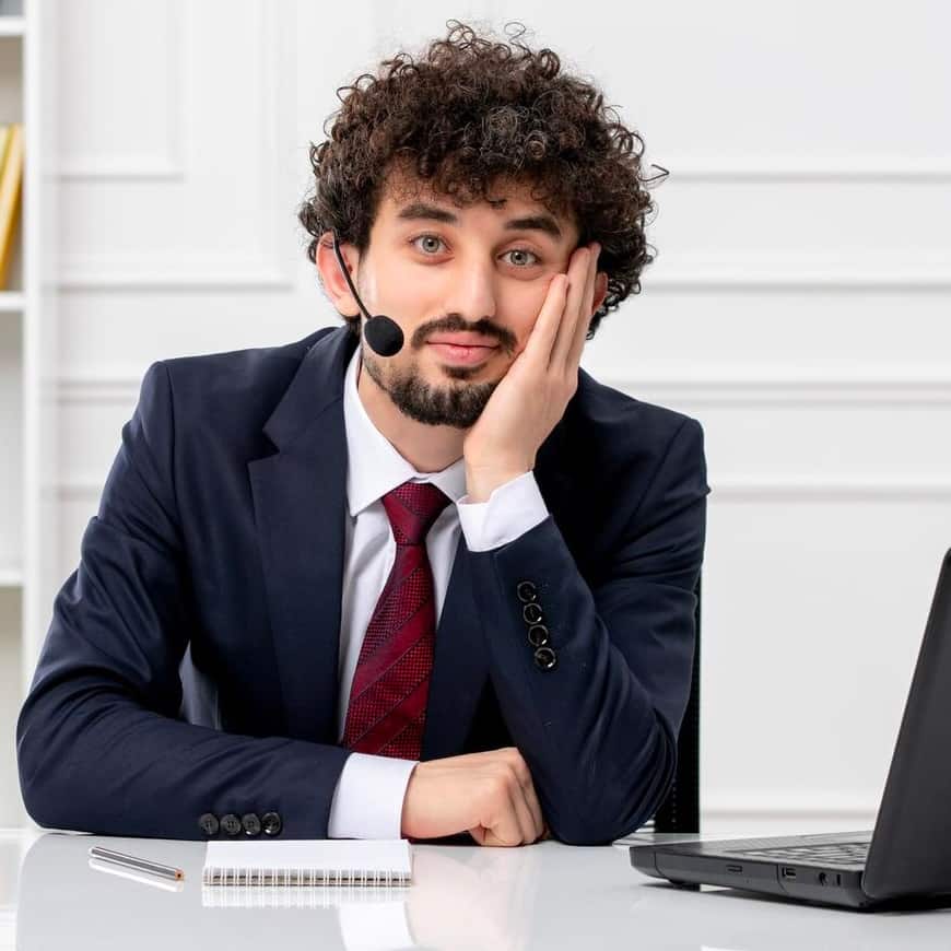 John, un agent d'assurance dédié, souhaite développer son activité de vente de polices d'assurance.